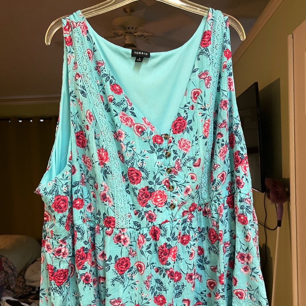 Gorgeously striking Torrid tank